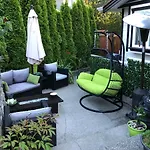 Cozy And Modern 3 Bedroom In Central Location!