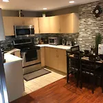 Cozy And Modern 3 Bedroom In Central Location!